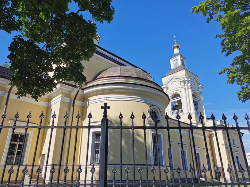 Спасо-Преображенский собор в городе Выборге на фоне голубого неба